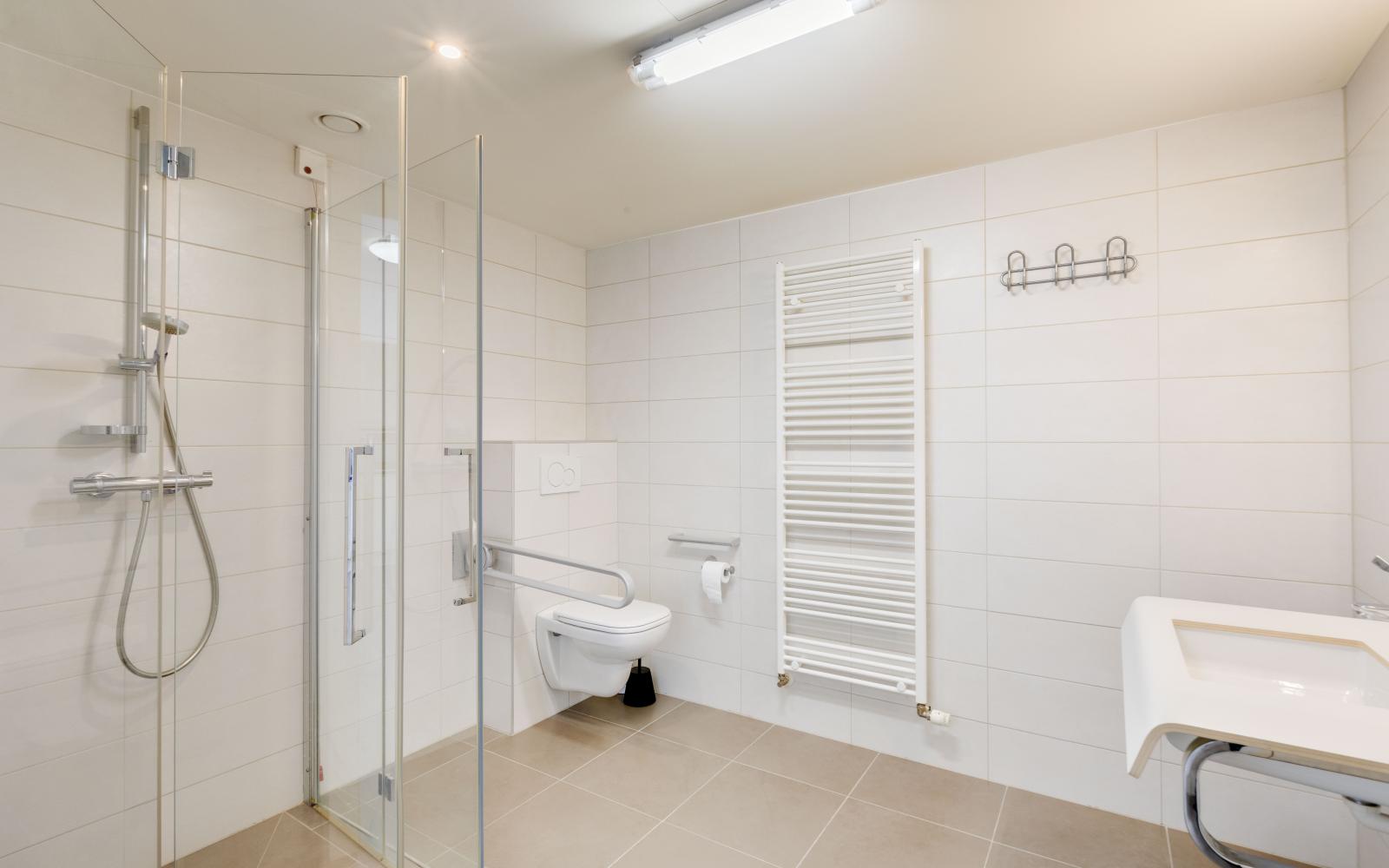 Energiezuinige assistentiewoning met autostaanplaats en groene omgeving